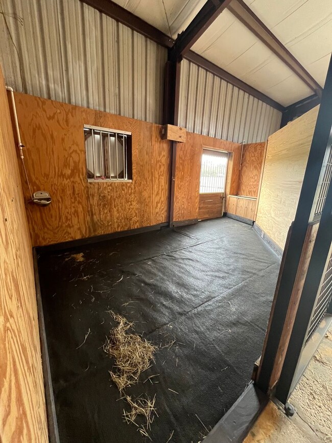 Building Photo - 4/3 Ocala HITS Stalls/RV Hook-Ups/Paddocks...