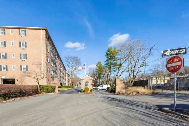 Building Photo - 4 Consulate Dr