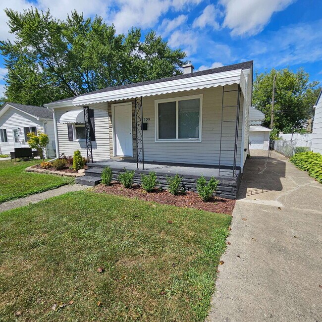 Building Photo - 2 bed, 1 bath renovated ranch. Kitchen has new cabinets, granite counters. All appliances, remode...