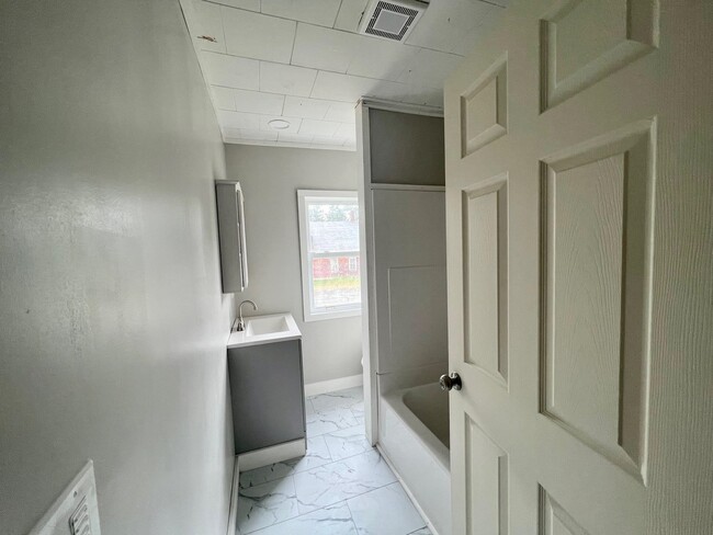 Building Photo - 26 Christian Hill