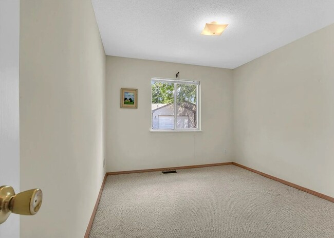 Building Photo - 1801 Glenwood Oaks Ct