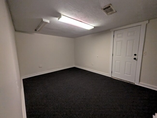 Building Photo - 1020 N Main St