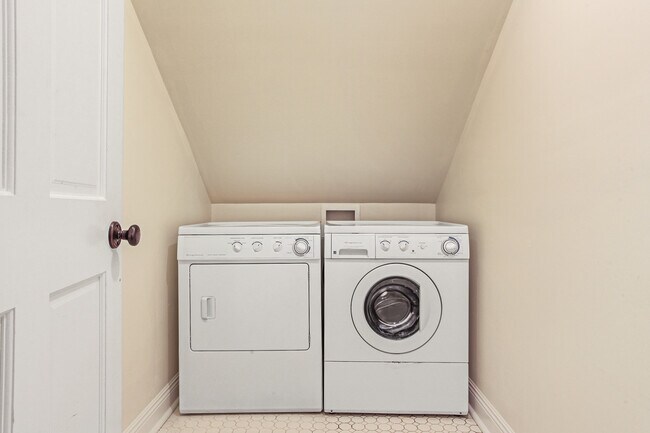 Building Photo - 3027 Chestnut St