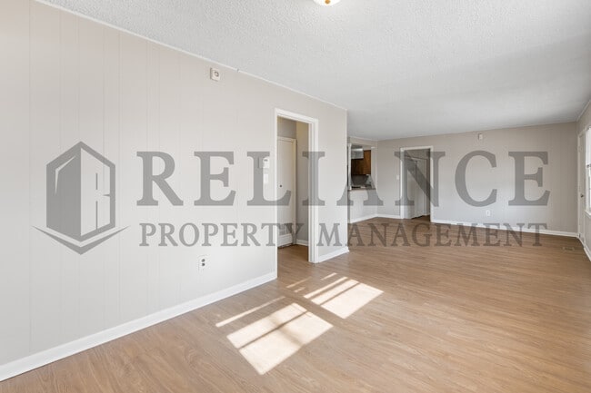 Building Photo - 220 E 44th St S