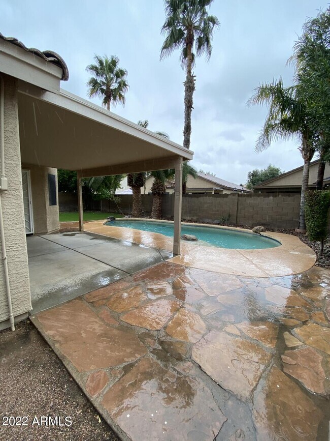 Building Photo - 8937 W Lone Cactus Dr