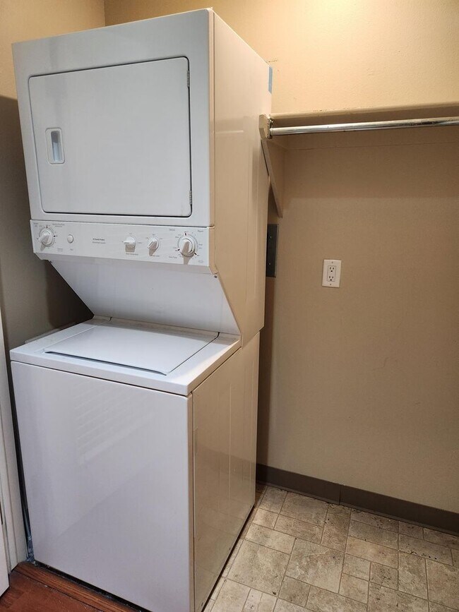 Building Photo - Spacious two bedroom two full bath in the heart of downtown!! AVAIL NOW!