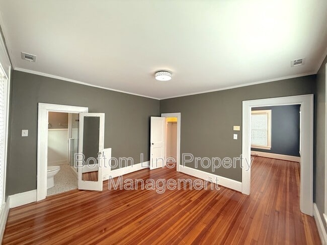 Building Photo - 613 S York St