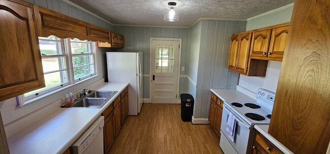 Building Photo - Cutie in the Country