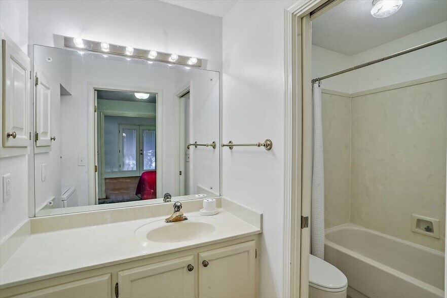 Building Photo - 1332 Roxbury Ct