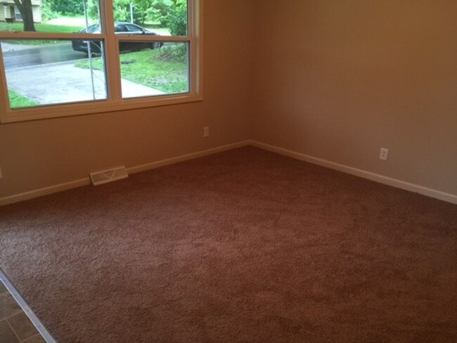 Building Photo - Half off first months Rent: 3 Bedroom, 1 B...