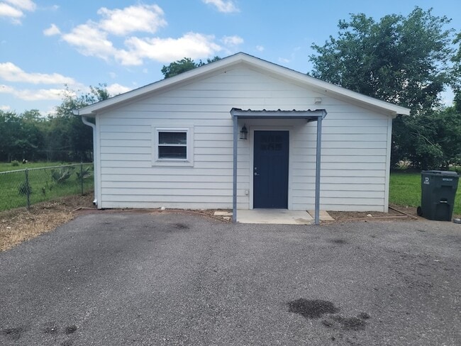 Building Photo - 300 Old San Felipe Rd