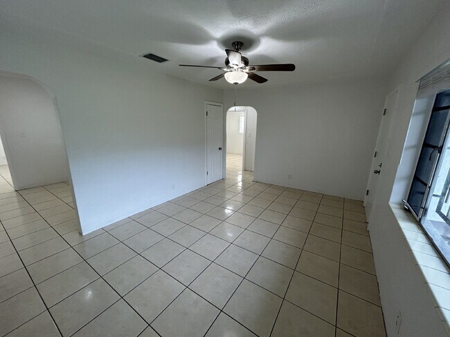 Building Photo - "Charming 3-Bedroom Home in St. Petersburg...