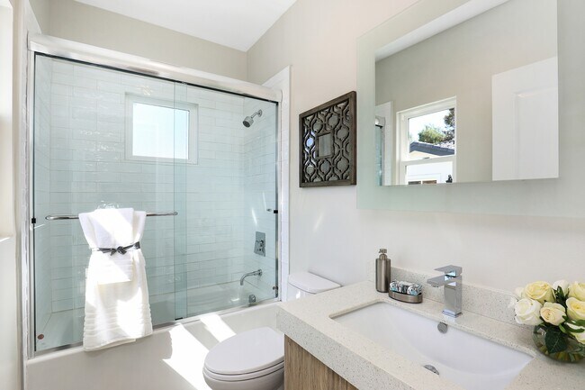 Building Photo - 15 Brookline Way