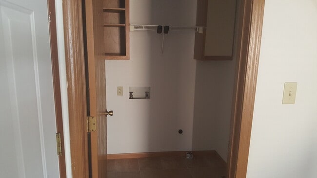 Building Photo - Great 3 Bed 2 Bath Duplex w/ attached 2 car garage!