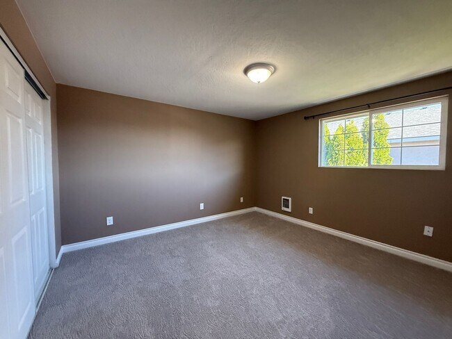 Building Photo - Updated 2-Bedroom Condo West Richland