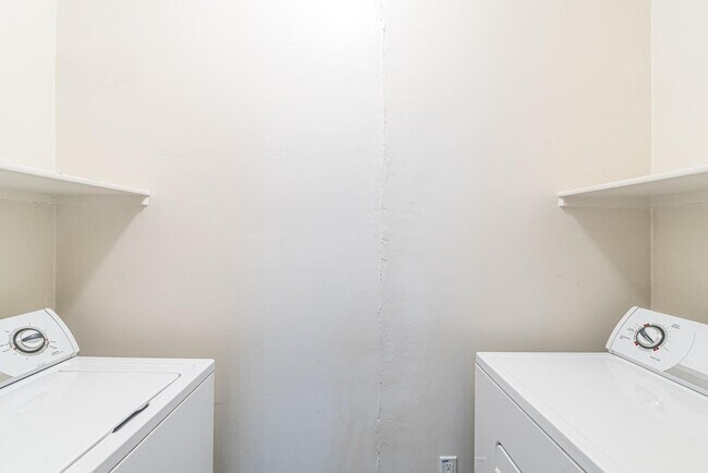 Building Photo - 945 E Playa Del Norte Dr