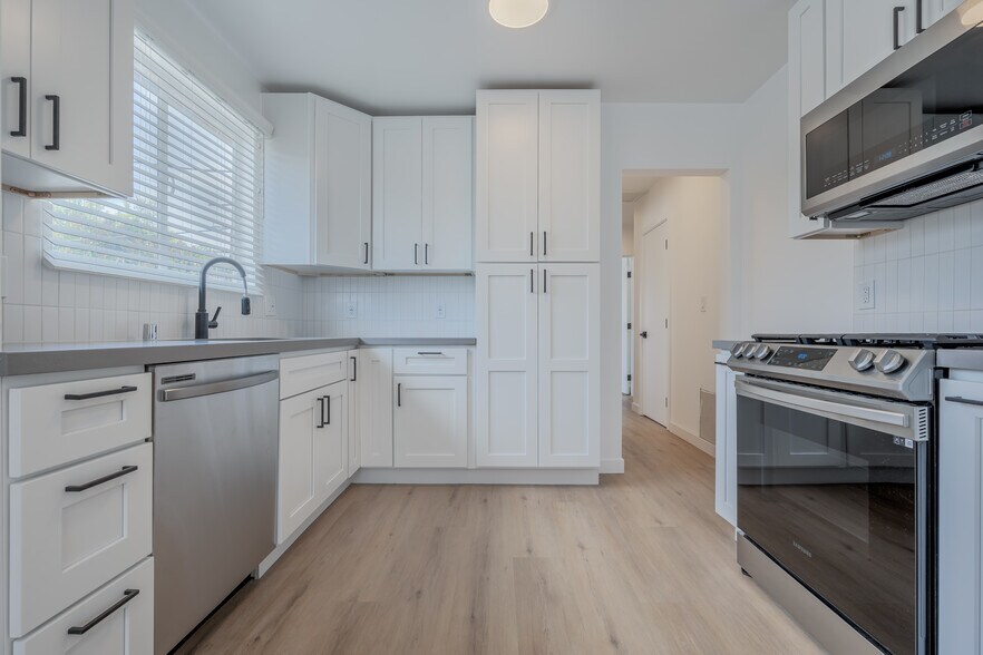 Primary Photo - 3201 S Barrington Ave