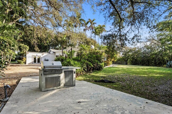 Building Photo - 7975 Sunset Dr