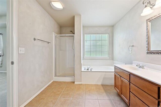 Building Photo - Large family home with plenty of space! This home has 4 bedrooms (or 3 with office), large family...