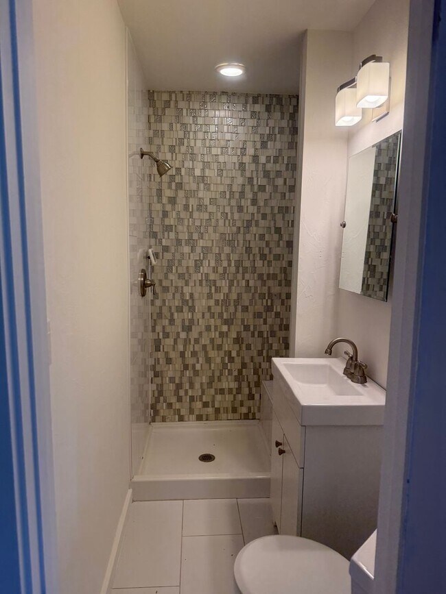 Building Photo - Updated Costal - Style home