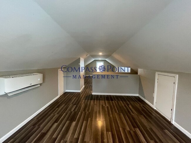 Building Photo - 4 bed 2 bath in Castlewood Park area/ Loud...