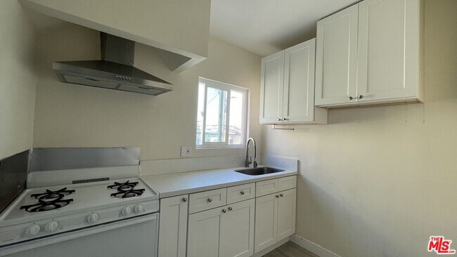 Building Photo - 836 S Catalina St