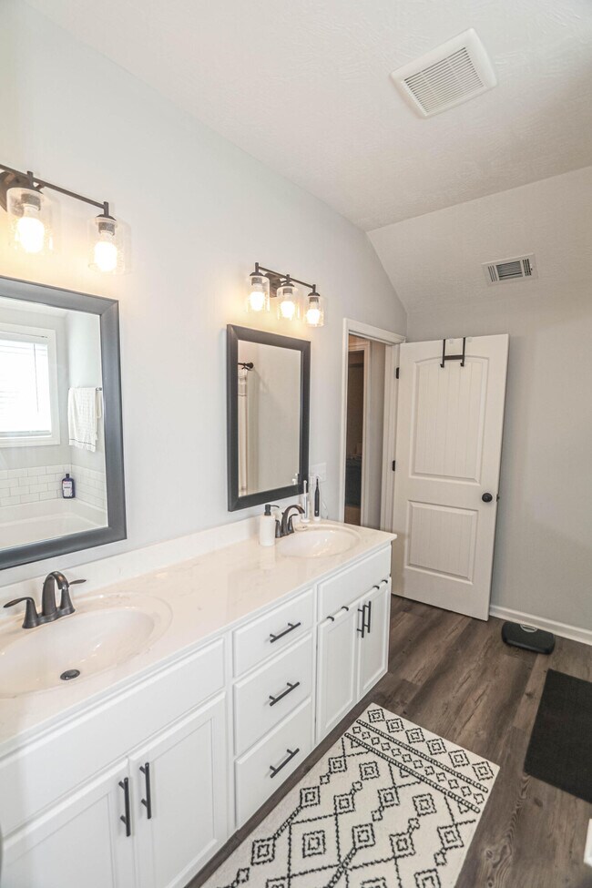 Building Photo - 550 Jensen Ln