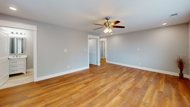 Building Photo - FA1315 18BR TRIPLEX (6/6/6)