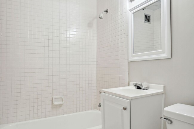 Building Photo - Charming & Bright Studio at River Place West