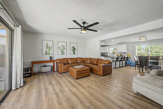 Building Photo - 2208 W San Miguel Ave