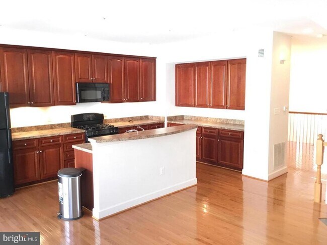 Building Photo - 724 Vestal St