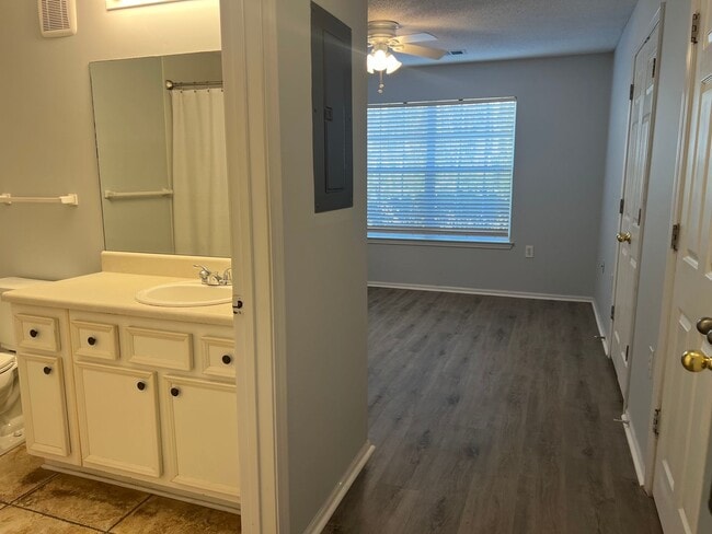 Building Photo - Great First Floor Condo in the Reserve at Woodbridge