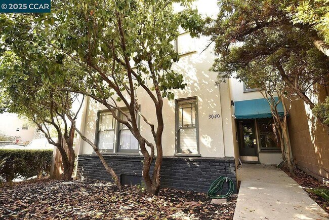 Building Photo - 3040 Telegraph Ave