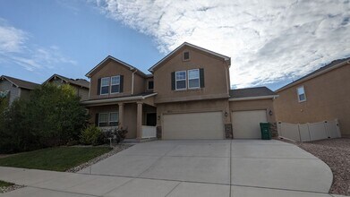 Building Photo - LARGE TWO STORY 3 BED/2.5 BATH W/3 CAR GAR...