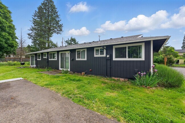Building Photo - Comfort & Convenience in the Heart of Lents!