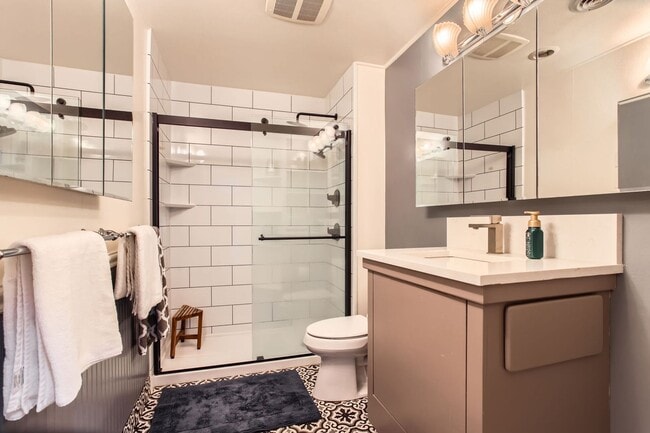 Building Photo - Beautifully Updated 2 Bedroom, 1.5 Bathroo...