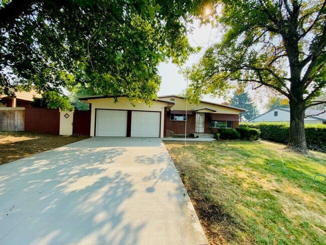 Building Photo - 205 S 46th Ave