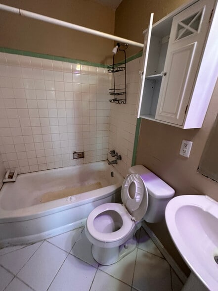 Building Photo - 8403 Robin Hill Dr