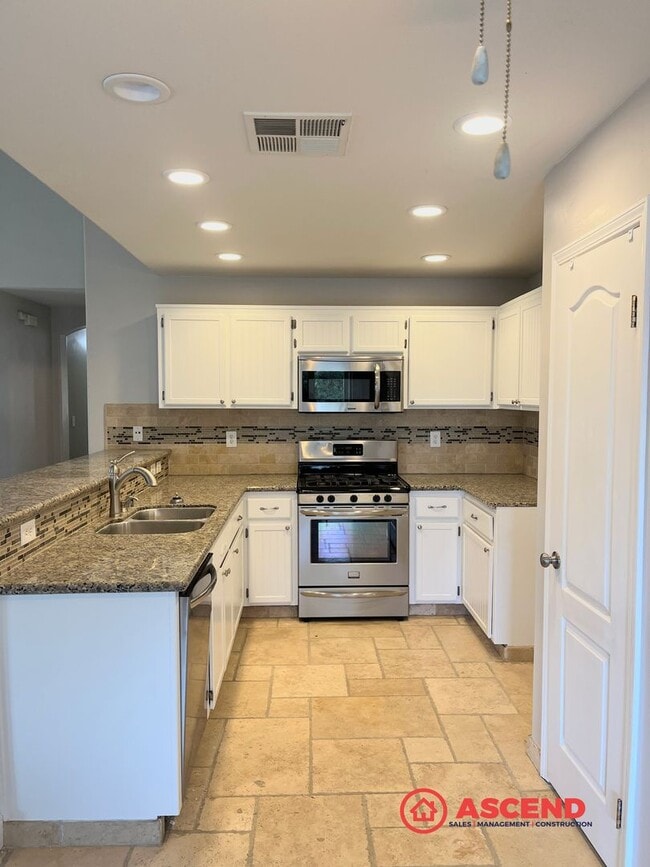 Building Photo - Stunning 4 Bedroom Home In Rosedale!