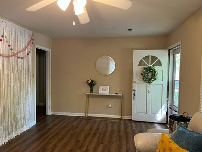Building Photo - Charming Chapel Hill Cottage Near UNC with Spacious Backyard