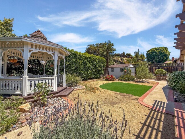 Building Photo - Beautiful 4BD/2BA w/ Attached Garage & Lar...