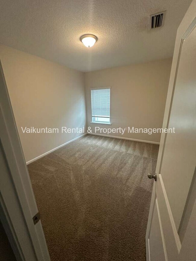 Building Photo - 234 Brandon Lks Dr