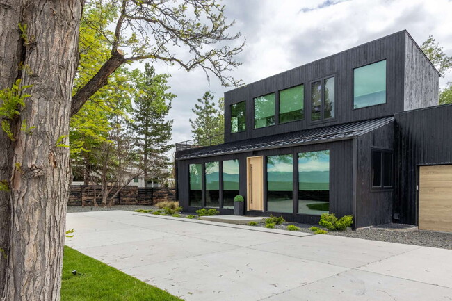 Building Photo - Modern Luxury Rental with Unobstructed Flatiron Views