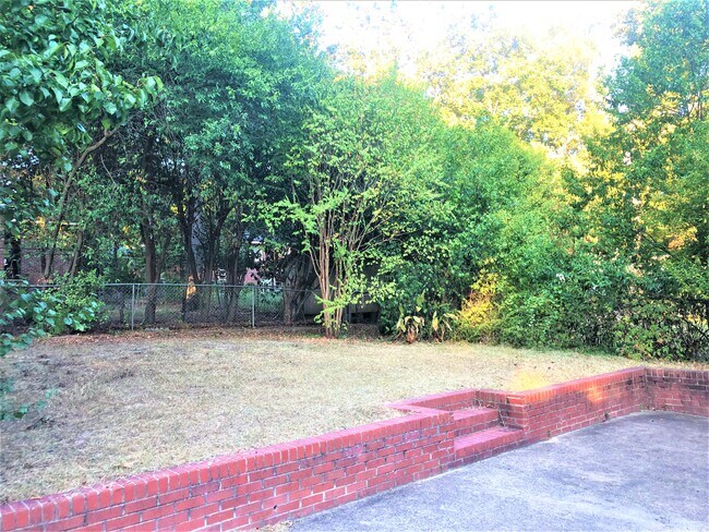 Building Photo - 2807 Holt Dr