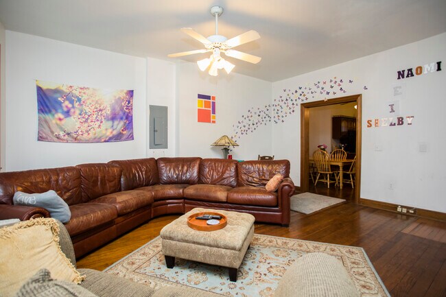 Building Photo - 421 E Carson St