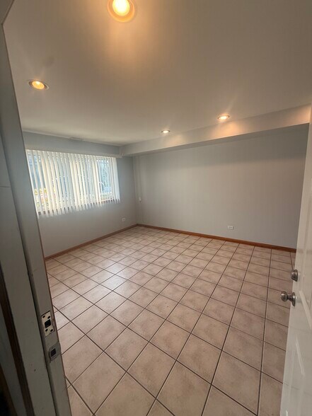 Living room - 6038 W 63rd St