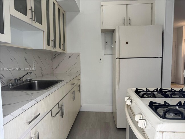 Building Photo - 8420 Byron Ave