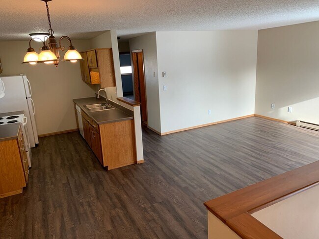 Building Photo - 4 Bed, 2 Bath Twinhome in South Fargo!
