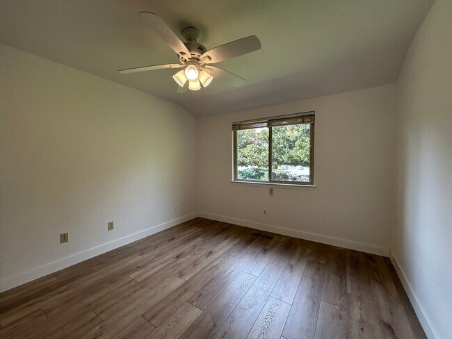 Building Photo - Spacious 4-Bedroom 2.5 Bath Single-Story H...