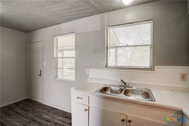 Building Photo - 714 Martindale Rd